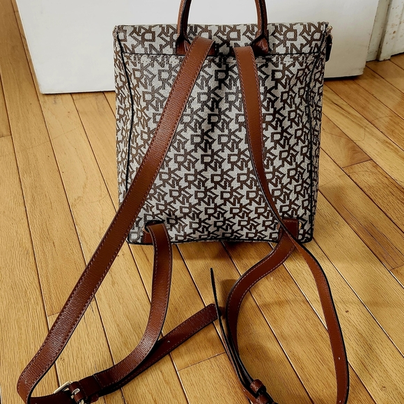 DKNY NEW Patterned Backpack, Print Brown And Beige, H27.3 X W 6.35 X D 24.1 CM - Picture 4 of 12